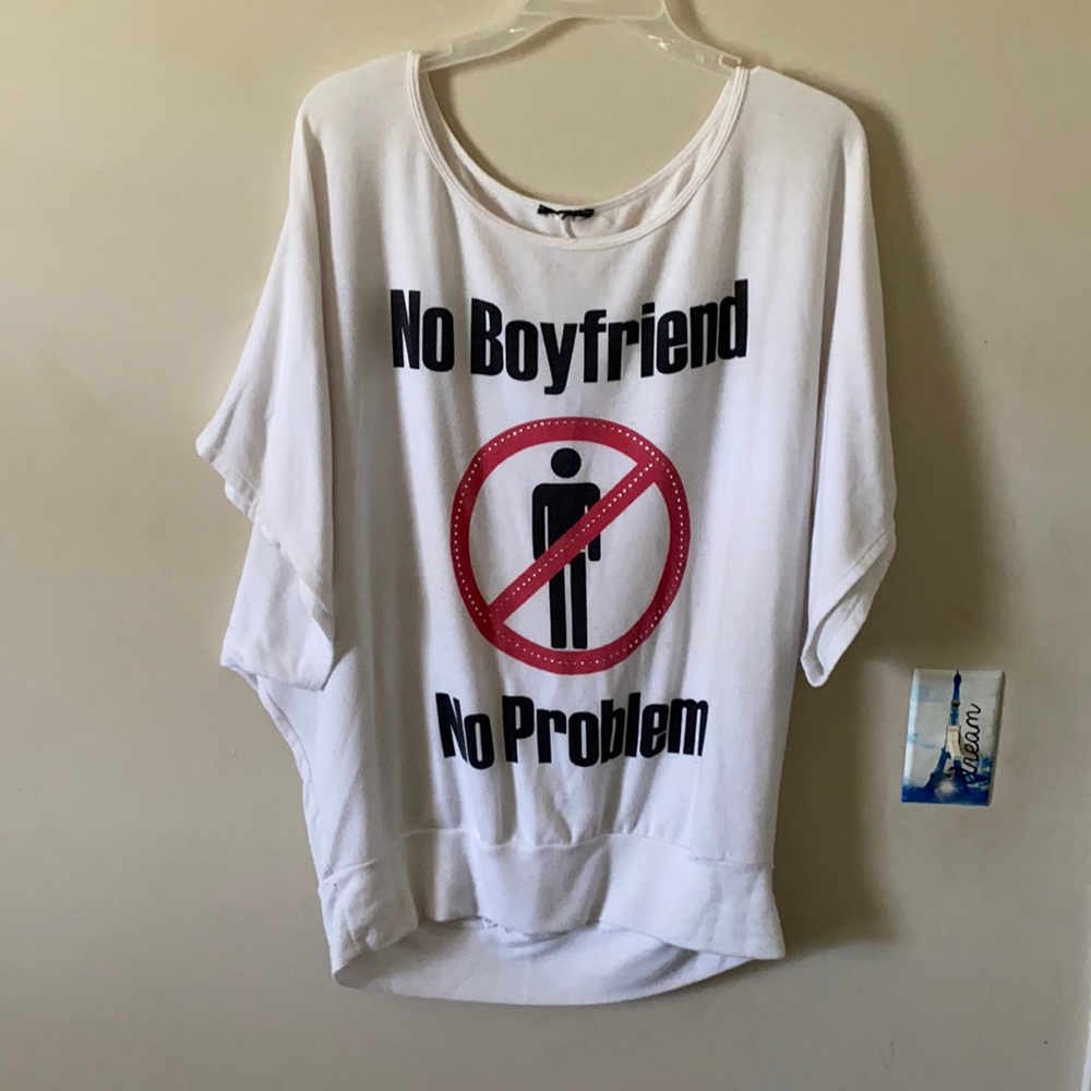 No boyfriend no problem white baggy shirt